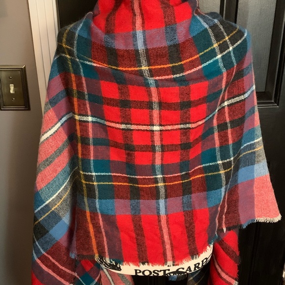 American Eagle super soft Plaid Print Fringed shawl / scarf. Maybe worn 2x - Picture 2 of 2